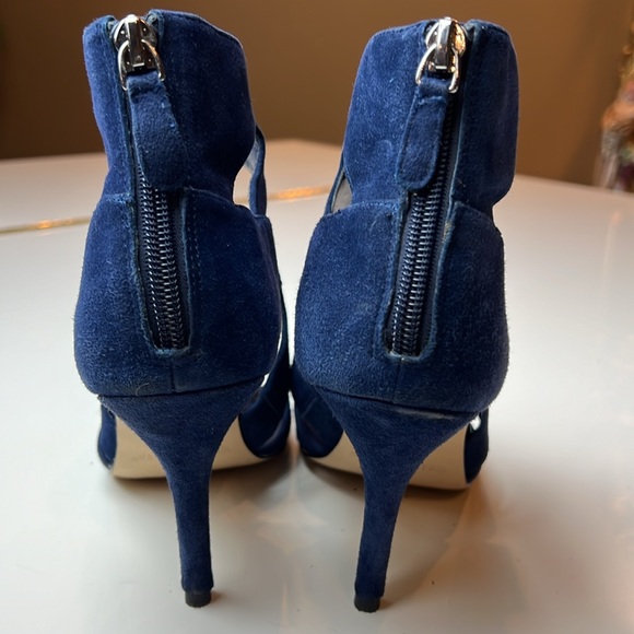 💙WHITE HOUSE BLACK MARKET BLUE VELVET ZIP UP BACK 4.5” HEELS SIZE 7 MEDIUM💙 - Picture 10 of 16